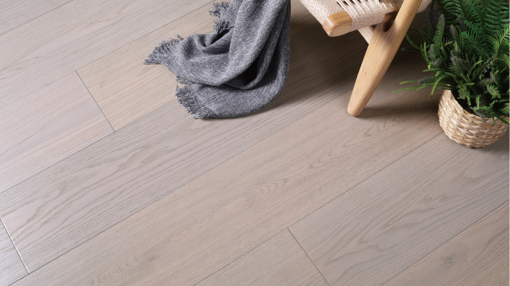 KD 寬幅木地板長243cm、寬23cm，鋪設後接縫較少，更利於清潔。