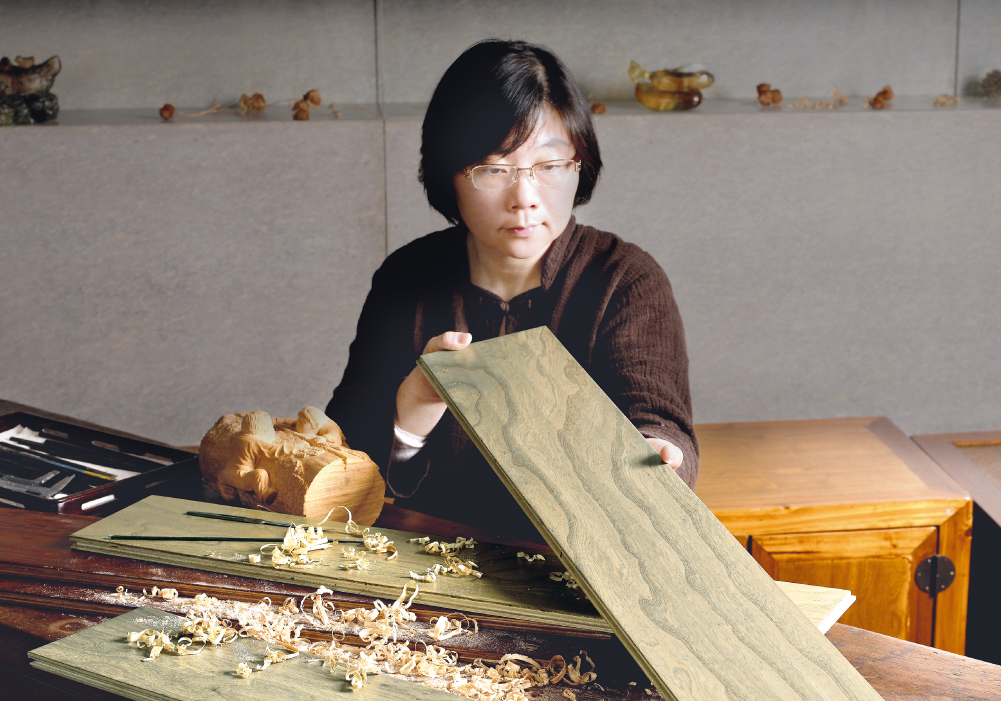 Ms. Lu Mei-Li는 대만에서 유명한 조각 예술가입니다